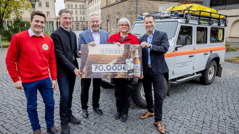 70.000 Euro für die Bergwacht: Christoph Weber, Marcus Ziegler, Michael Geisler und Rita Seidel mit Marco Domogalski von Radeberger (v.l.n.r.).