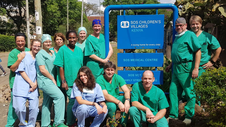 Ein Dutzend Helfer war dieses Jahr wieder in Kenia vor Ort, um die Arbeit in der medizinischen Station zu unterstützen. Auch Sven Schulz aus Riesa war dabei, hier kniet er mittig vor dem blauen Schild.