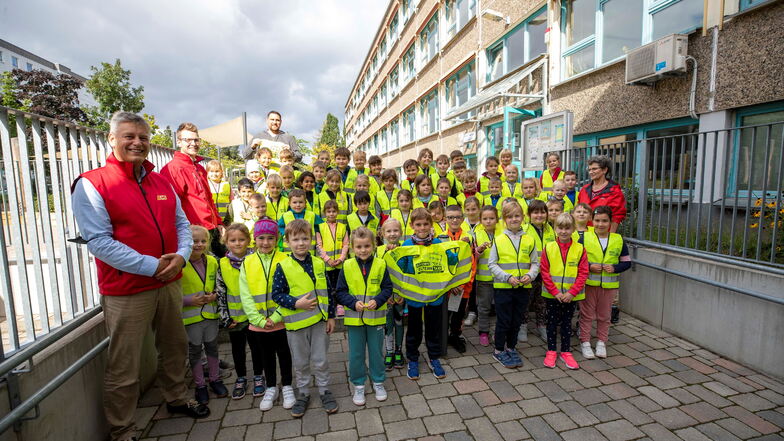 Die Erwachsenen in Rot, die Kinder in Neonfarben: Die Heidenauer Lindgren-Erstklässler sind auf ihrem Schulweg nun nicht mehr zu übersehen.