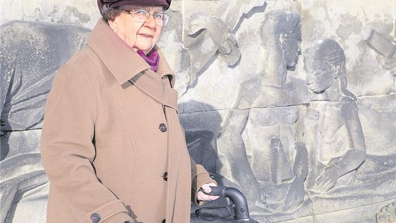 Nach Jahren steht Elly Hödasch wieder vor dem Relief an der Albertbrücke, auf dem sie als Mädchen (r.) abgebildet ist. Foto: Sven Ellger