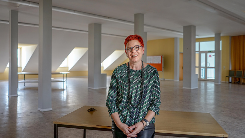 Tina Koppatsch, Schulleiterin der Freien Mittelschule Großdubrau, steht hier in der selten genutzten Aula. Mit Fördermitteln kann sie nun zu Unterrichtsräumen um- und ausgebaut werden.
