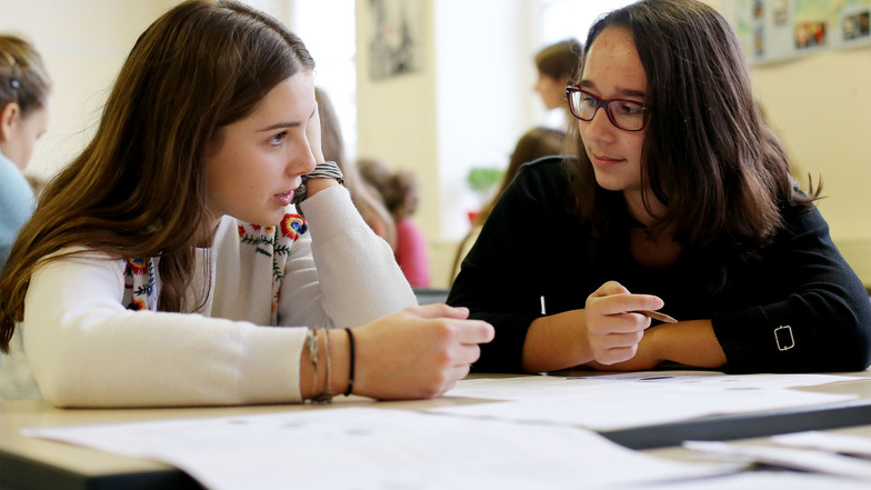 Französische Schüler und Schülerinnen sind zum Austausch zu Gast am Humboldt-Gymnasium in Radeberg, hier im Bild Cassandra und Amelie.