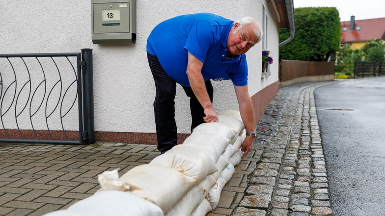 Sandsäcke gegen Hochwasser stapeln wie hier auf diesem Symbolbild wird in Ebersbach-Neugersdorf bald zur Bürgerpflicht.