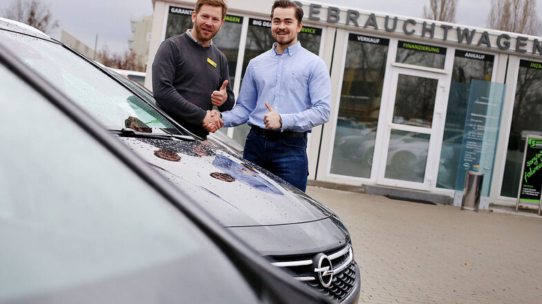 Gebrauchtwagenverkäufer Robert Findeisen (l.) und Sebastian Hänsch freuen sich auf ihre Kunden.
