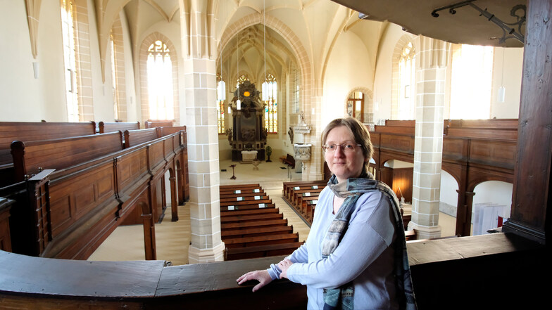 Pfarrerin Ute Saft in der leeren Lommatzscher St-Wenzels-Kirche. Zu Ostern ist die Kirche geöffnet, es gibt ab er keine Gottesdienste.