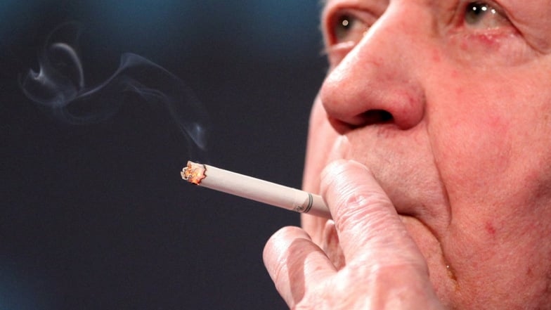Alt-Bundeskanzler Helmut Schmidt rauchte mit  Vorliebe Mentholzigaretten -  davon aber jede Menge.