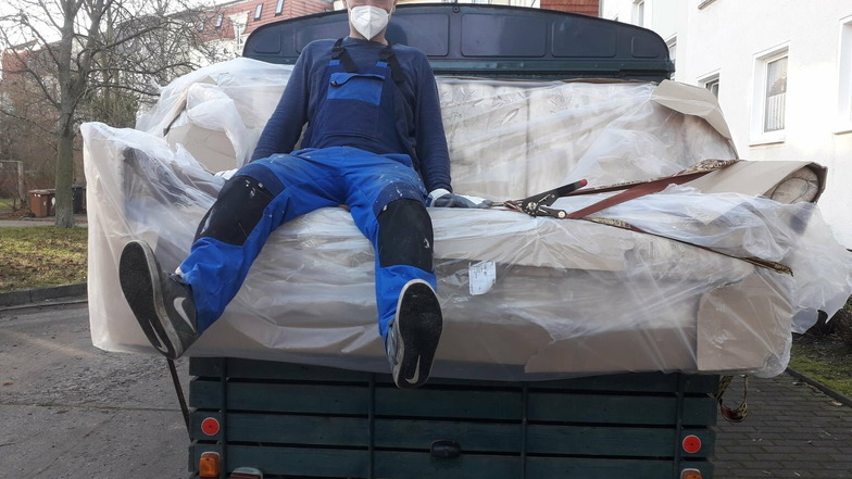 Vereinsmitglied Andy Rehle bei einem Transport der besonderen Art: Das Sofa wurde an ein älteres Ehepaar in Görlitz geliefert.