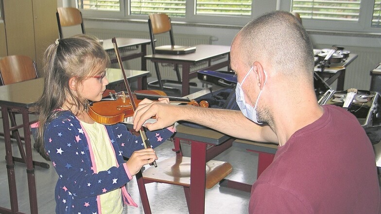 Helene und die Geige. Kaum zu glauben, dass die Sechsjährige ein solches Instrument zum ersten Mal in der Hand hat. Daniel Wohlgemuth hat ihr Interesse geweckt.
