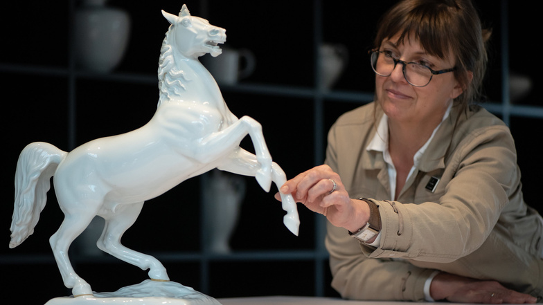 Die Porzellanmalerin Heidi Heiser zeigt eines der begehrten Pferde der Porzellan-Manufaktur Fürstenberg.