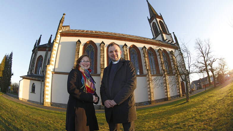 Pfarrer Andrzej Glombitza und Gemeindereferentin Claudia Böhme vor der katholischen Kirche in Leutersdorf.