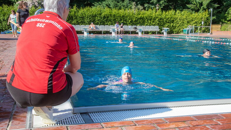 Schwimmen gehört zum Sportunterricht an der Gutenbergschule in Niesky. Zudem lernen die Schüler im Waldbad das Schwimmen.