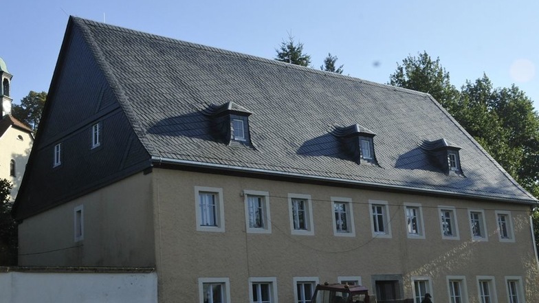 Die Fassade Bestand früher aus Fachwerk, im Laufe der Jahre wurde dieses aber verputzt. Neu sind die Gauben auf dem frisch sanierten Dach.