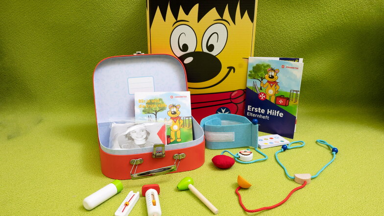 Die Kinderbox zum Thema Erste Hilfe ist unter anderem mit Holz-Spritze und Stethoskop bestückt.