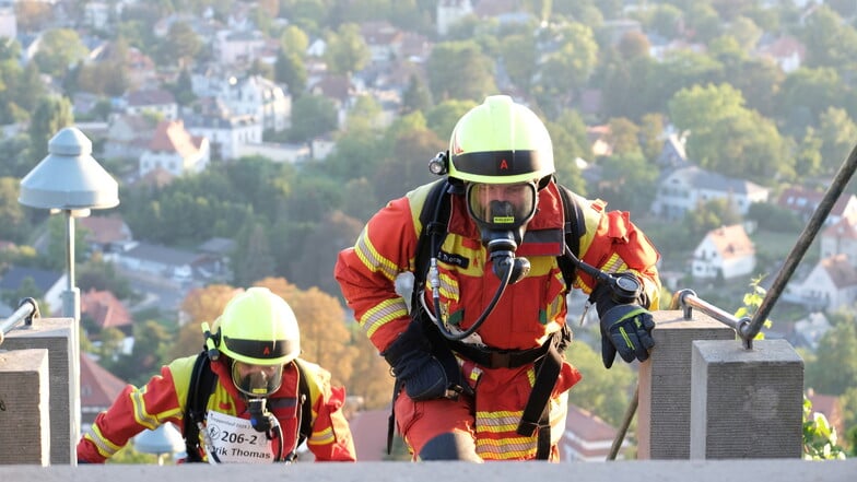 Die Spitzhaustreppe mit ihren 400 Stufen ist schon so eine Herausforderung: Die Feuerwehrleute absolvierten sie am Sonnabendabend unter Atemschutz und in voller Montur – eine echte Probe für die Kondition.