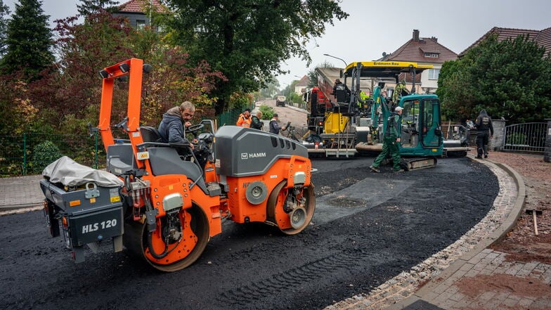 Die Firma LFT Tiefbau hat am Montag auf der Nordstraße mit dem Einbau der Schwarzdecke begonnen.