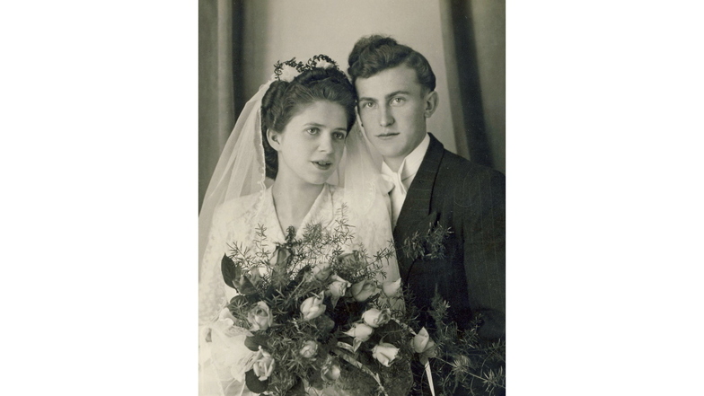 70 Jahre ist dieses Foto alt: Das Leutersdorfer Ehepaar feierte Hochzeit.