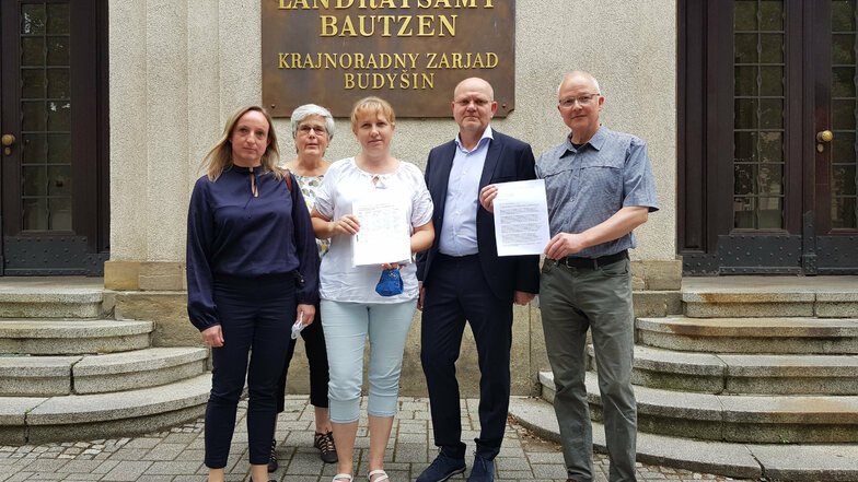 Anwohner der Bautzener Paulistraße und Vertreter der Stadtbegrüner haben am Mittwoch einen offenen Brief und eine Unterschriftenliste für den Erhalt der Linden entlang der Straße übergeben.