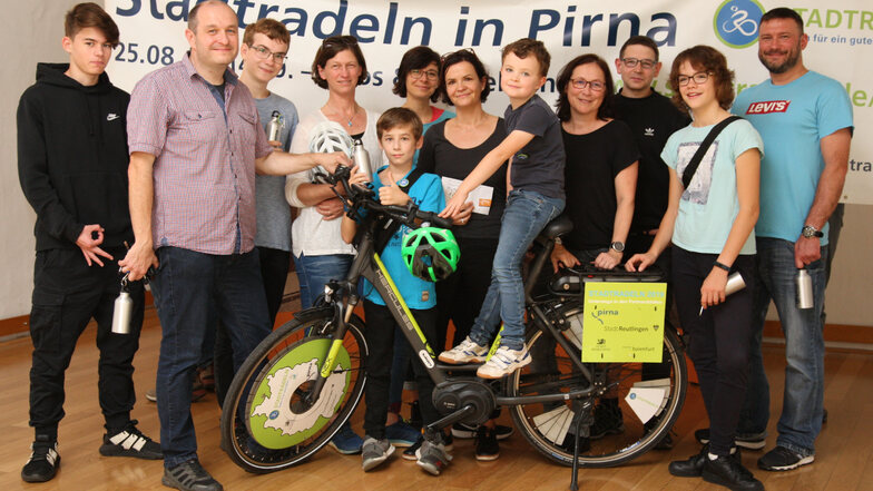 So sehen Sieger aus: Das Team "DiJaTel" war beim Pirnaer Stadtradeln 2019 in der Kategorie "Bürgerengagement und Ortsteile" das beste, die 15 Mitglieder legten insgesamt 4.328 Kilometer mit dem Rad zurück.
