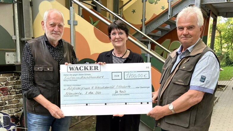 Wacker-Werkleiterin Jutta Matreux übergab einen Spendenscheck an Udo Schmidt (links) und Reiner Bieder (rechts.) von der Nünchritzer Ortsgruppe der Volkssolidarität Riesa-Großenhain.