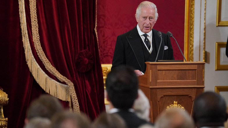 König Charles III. spricht während des Thronfolgekongresses im St. James's Palace in London.
