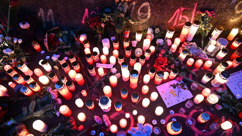 Kerzen und Blumen stehen an einem Tatort, an dem am Tag zuvor zwei Mädchen von einem Mann mit einem Messer angegriffen wurden.