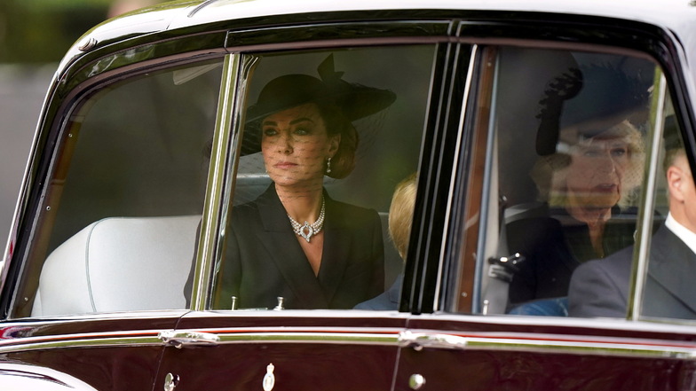 Kate (l), Prinzessin von Wales, und Königsgemahlin Camilla (r), kommen zur Westminster Abbey. Bildfunk +++
Foto: PA Wire