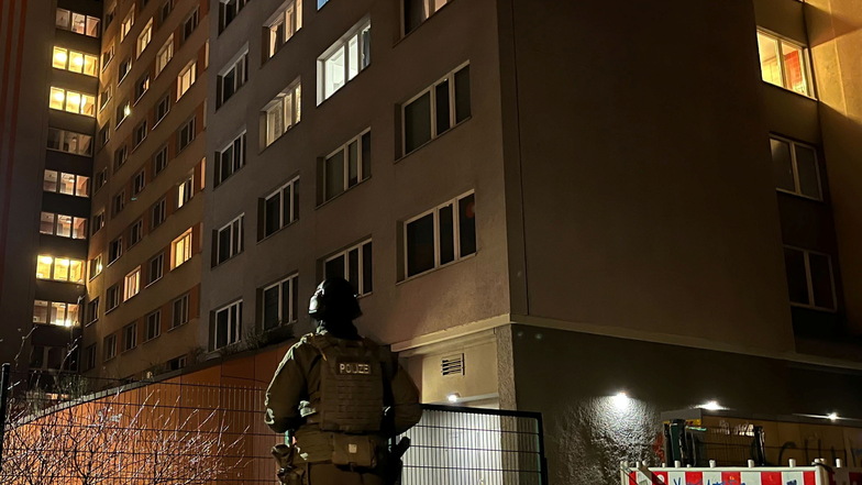 Ein Polizist steht vor einem Hochhaus in Berlin-Friedrichshain. Erneut hat es auf der Suche nach den beiden früheren RAF-Terroristen Garweg und Staub einen großen Polizeieinsatz gegeben.