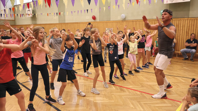 Tanzparty mit Schülern der Froboess-Grundschule Weißwasser in der Turnhalle Brunnenstraße. Der Tanzpädagoge Michael Hirschel vermittelt den Kindern viel Spaß an Bewegung nach Musik. Dass sie den auch hatten, ist nicht zu übersehen.