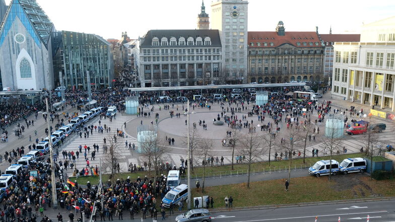 Demo-Teilnehmer versammeln sich auf dem Augustusplatz.