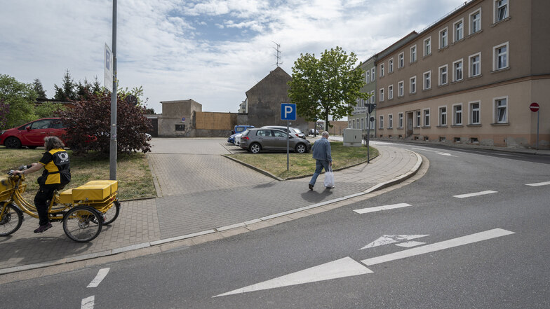 Die Einmündung von der Dr.-Külz-Straße in die Poppitzer Straße in Riesa. Auf den Brachflächen links der Poppitzer Straße will eine Projektentwicklungsgesellschaft einen Markt ansiedeln.