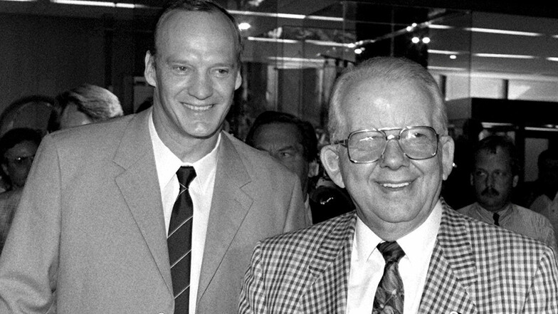 Der damalige DFB-Präsident Hermann Neuberger (r.) und der Präsident des deutschen Fußballbundes der DDR, Hans Georg Moldenhauer, im Juli 1990.