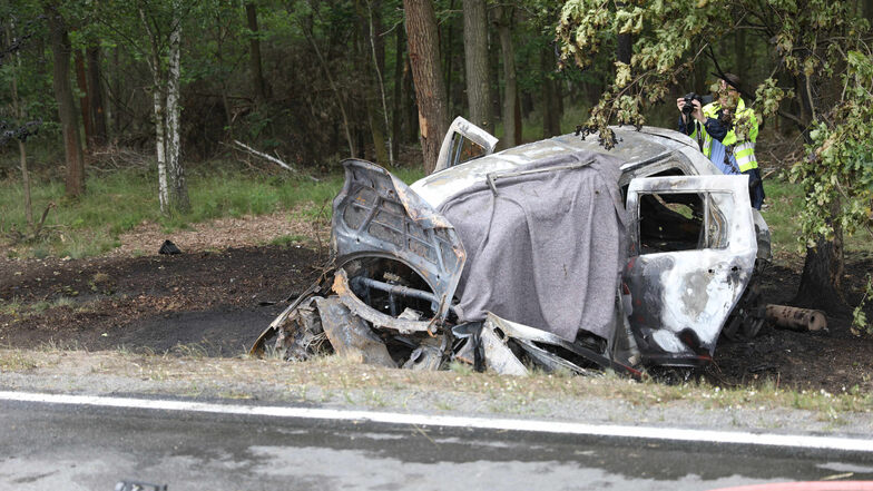 Bei dem Unfall zwischen Schmorkau und Schwepnitz brannte das Auto vollkommen aus.