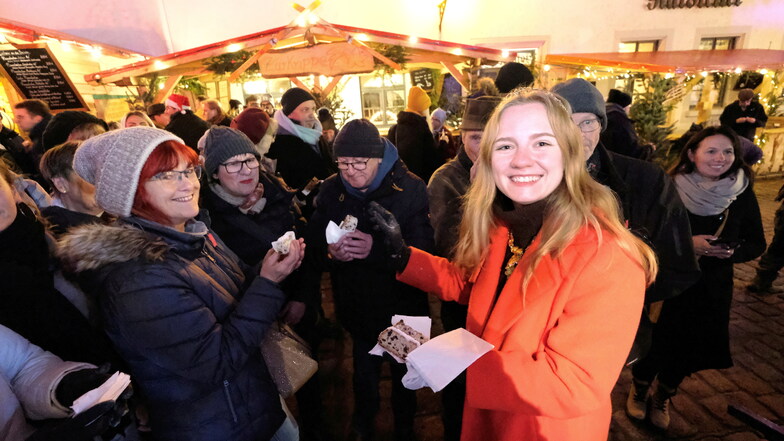 Die sächsische Weinkönigin Alona Chesnok verteilte den Stollen der Konditorei Zieger an die Besucher des Meißner Weihnachtsmarktes.