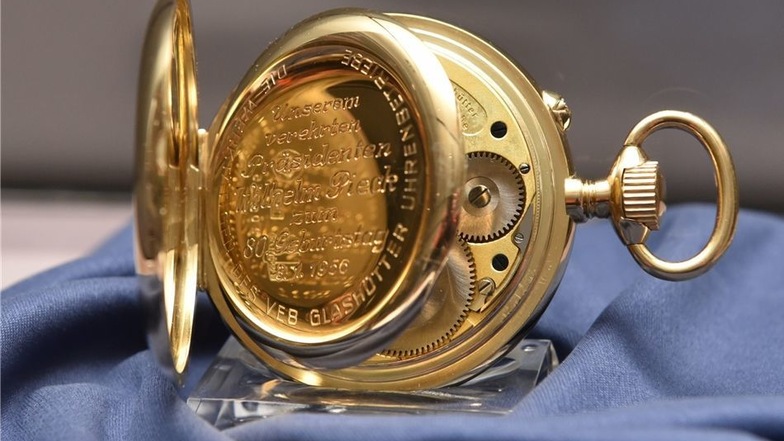 Diese goldene Taschenuhr wurde für den DDR-Präsidenten Pieck gefertigt.