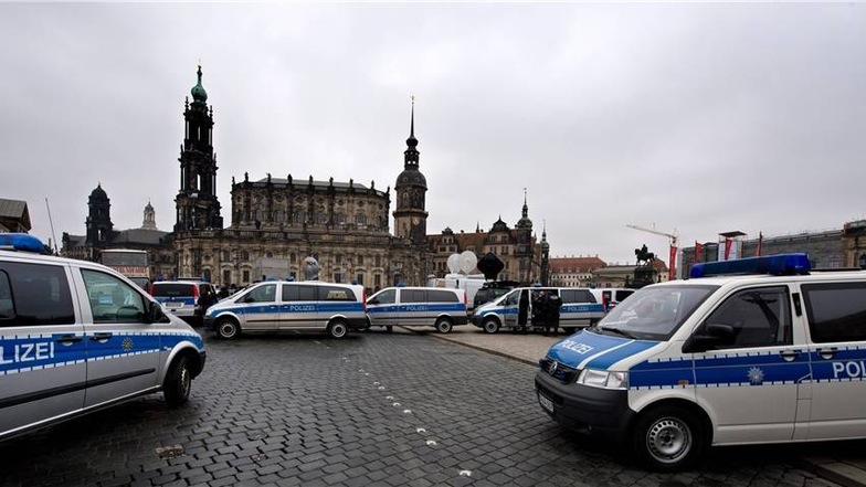 Lange vor der Kundgebung der Pegida ist der Theaterplatz in Dresden von Polizeiautos gesäumt.