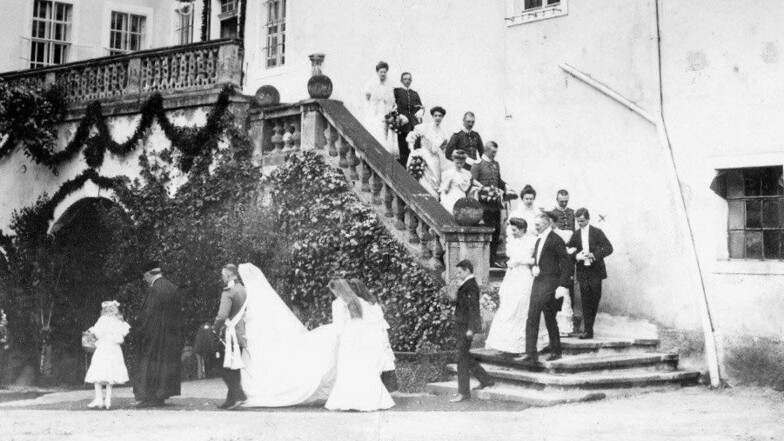 Das Brautpaar Hans Adolf von Carlowitz und Marie-Luise von Lentz samt Gefolge am 31. Mai 1906 am Landschloss Zuschendorf – die schöne Sandsteintreppe wurde im Zuge der Bodenreform nach 1947 abgerissen.