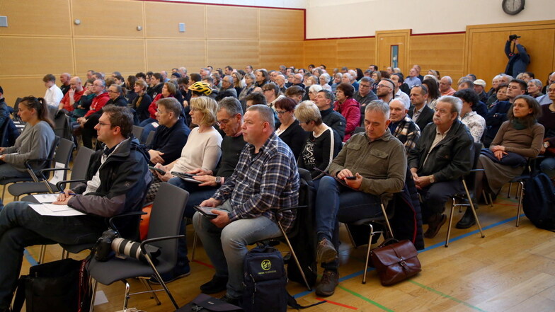 Großes Interesse: Etwa 200 Menschen, darunter auch etliche Rathaus-Mitarbeiter, verfolgen die Sitzung am Montagabend in der Herderhalle.