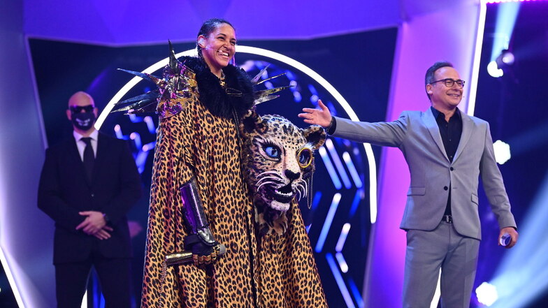 Die Sängerin Cassandra Steen (M) lüftet im Finale das Geheimnis, dass sie im Kostüm des Leopards steckt.