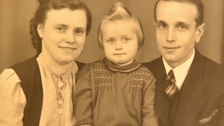 Ein Familienfoto, das um 1944 entstanden ist. Margarete Heerklotz (l.) mit ihrem Mann Walter und der ältesten Tochter Rosemarie.