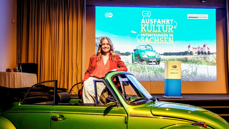 Deutsche Welle Moderatorin Hannah Hummel ist mit dem grünen E-Käfer durchs Elbland gerollt.