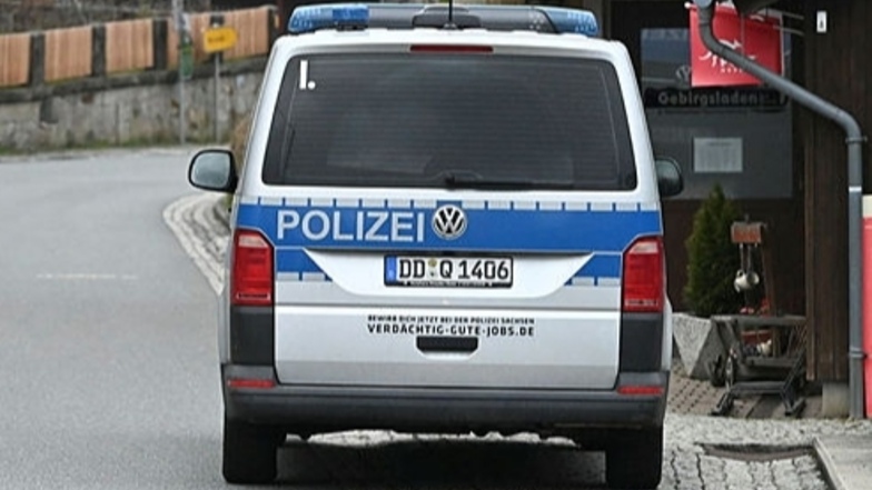 Kennzeichen mit der Buchstabenkombination "DD - Q" sind ausschließlich Polizeifahrzeugen in Sachsen vorbehalten. In Oberlichtenau wurde jetzt ein privates Moped mit einem derartigen Kennzeichen gestoppt.