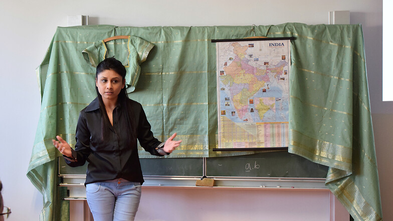 Priyanka Patel hat im Rahmen der Reihe „Kultur trifft Kulinarik“ in der Volkshochschule Hoyerswerda ihr Heimatland Indien vorgestellt. Zur Anschauung wurden eine Landkarte und ein typischer Sari gezeigt.