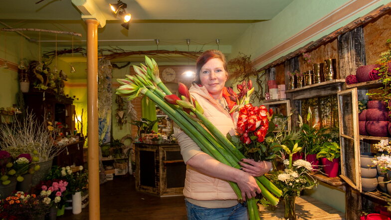 Sandra Tischendorf vom Blumenladen Blattgold in Wilsdruff hält Amaryllis-Blüten und Ecuador-Rosen bereit. Sie öffnet am 1. Adventswochenende zum Einkaufssonntag.