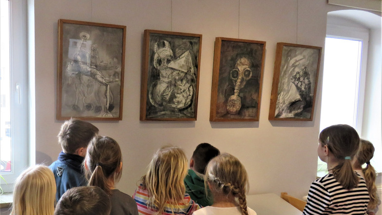 Schüler der Grundschule Oelsa sind von den Zeichnungen Armin Münchs im Stuhlbaumuseum Rabenau beeindruckt.