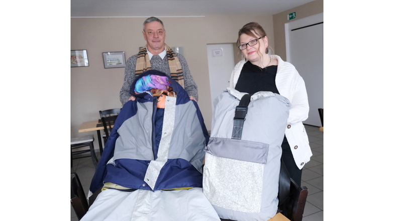 Matthias Kügler und Sandra Knorr (GSF) mit dem Sheltersuit, einem Schlafsack, der zur Winterjacke umfunktioniert werden kann.