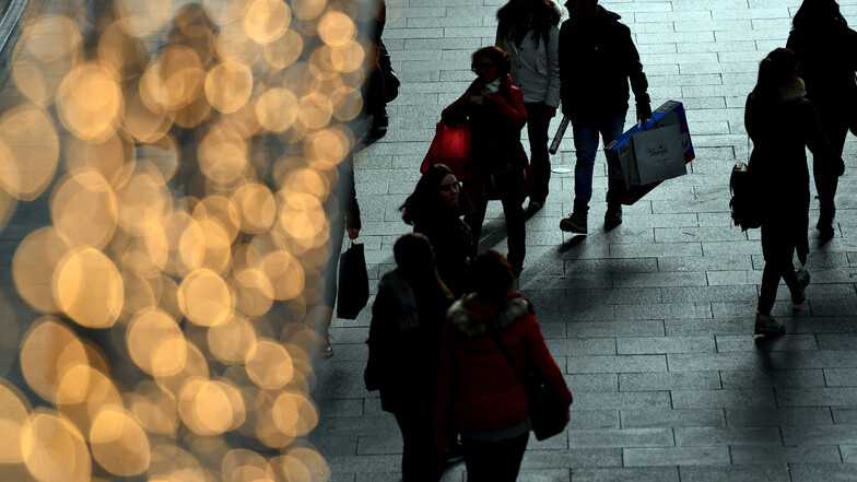 Im Tarifkonflikt des deutschen Einzelhandels droht die Gewerkschaft Verdi mit Streiks im Weihnachtsgeschäft.