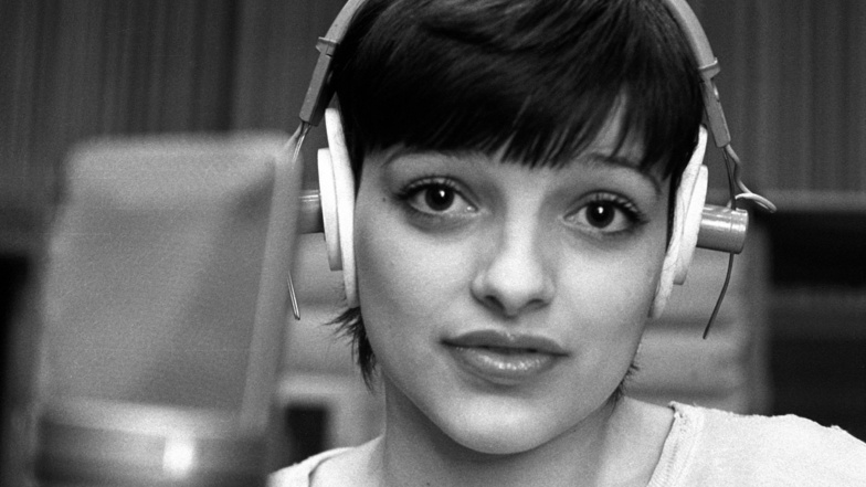 Ungewohnt unschuldig: Nina Hagen Mitte der 70er-Jahre bei Aufnahmen im DDR-Rundfunkstudio.