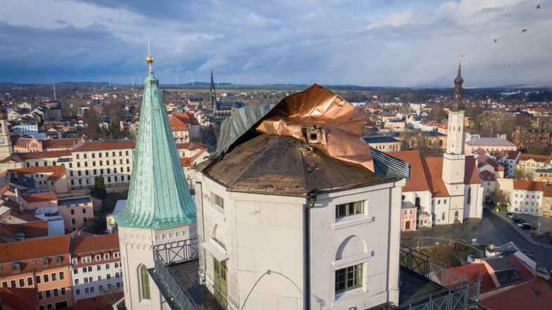 Orkan "Eberhard" deckte 2019 das Dach vom Turm der Zittauer Johanniskirche teilweise ab. Jetzt ist "Xandra" im Anmarsch.