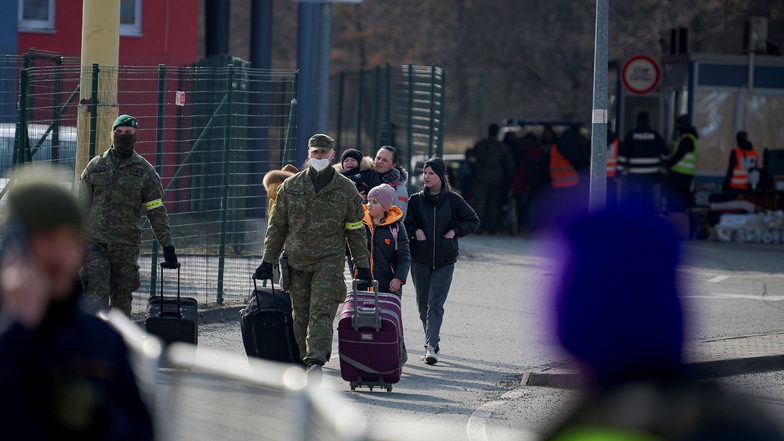 Menschen aus der Ukraine bekommen am Grenzübergang zur Slowakei in Vysne Nemecke Hilfe von Soldaten.