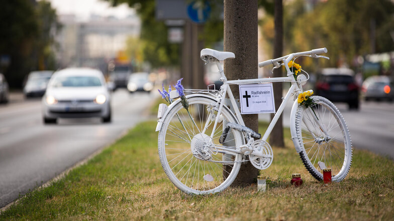 Auf der St. Petersburger Straße in Dresden steht ein weißes Fahrrad. Es soll an eine bei einem Unfall verstorbene Radfahrerin erinnern.